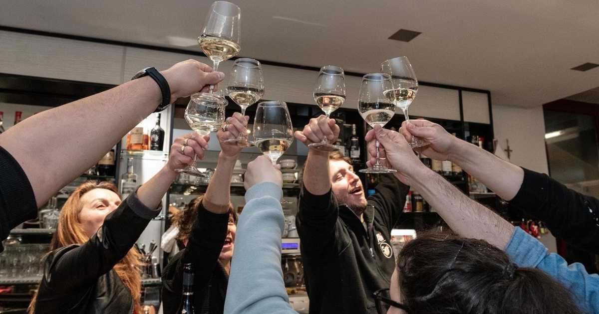 Vanno al bar e al ristorante e non pi� a ballare: ecco perch� i giovani si stanno "adultizzando"